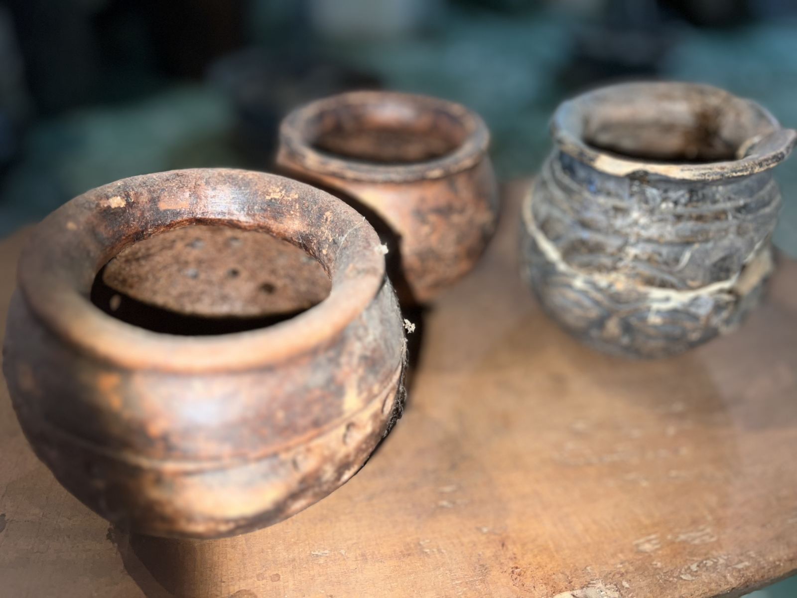 Petites poteries en terre cuite utilisées en atelier pédagogique