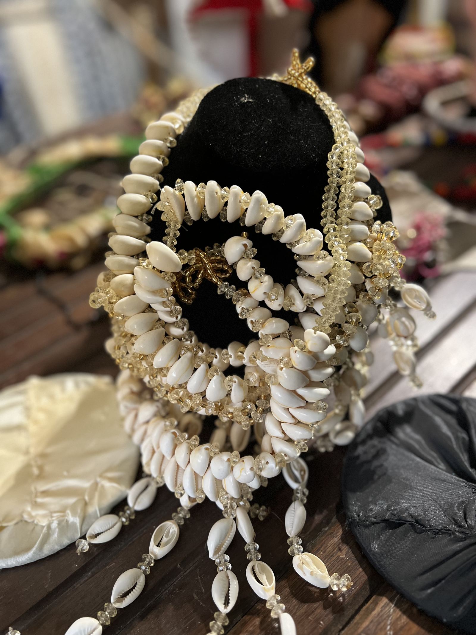 Parure de tête en coquillages cauris et perles