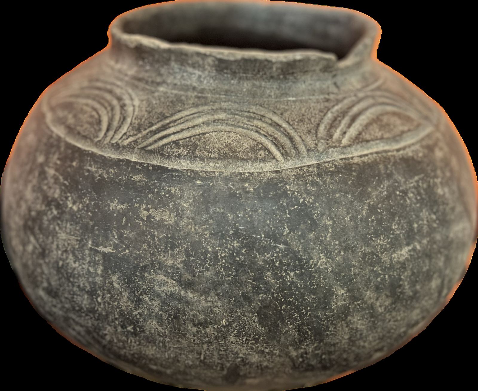 Vase en céramique sombre à col évasé et motifs incisés