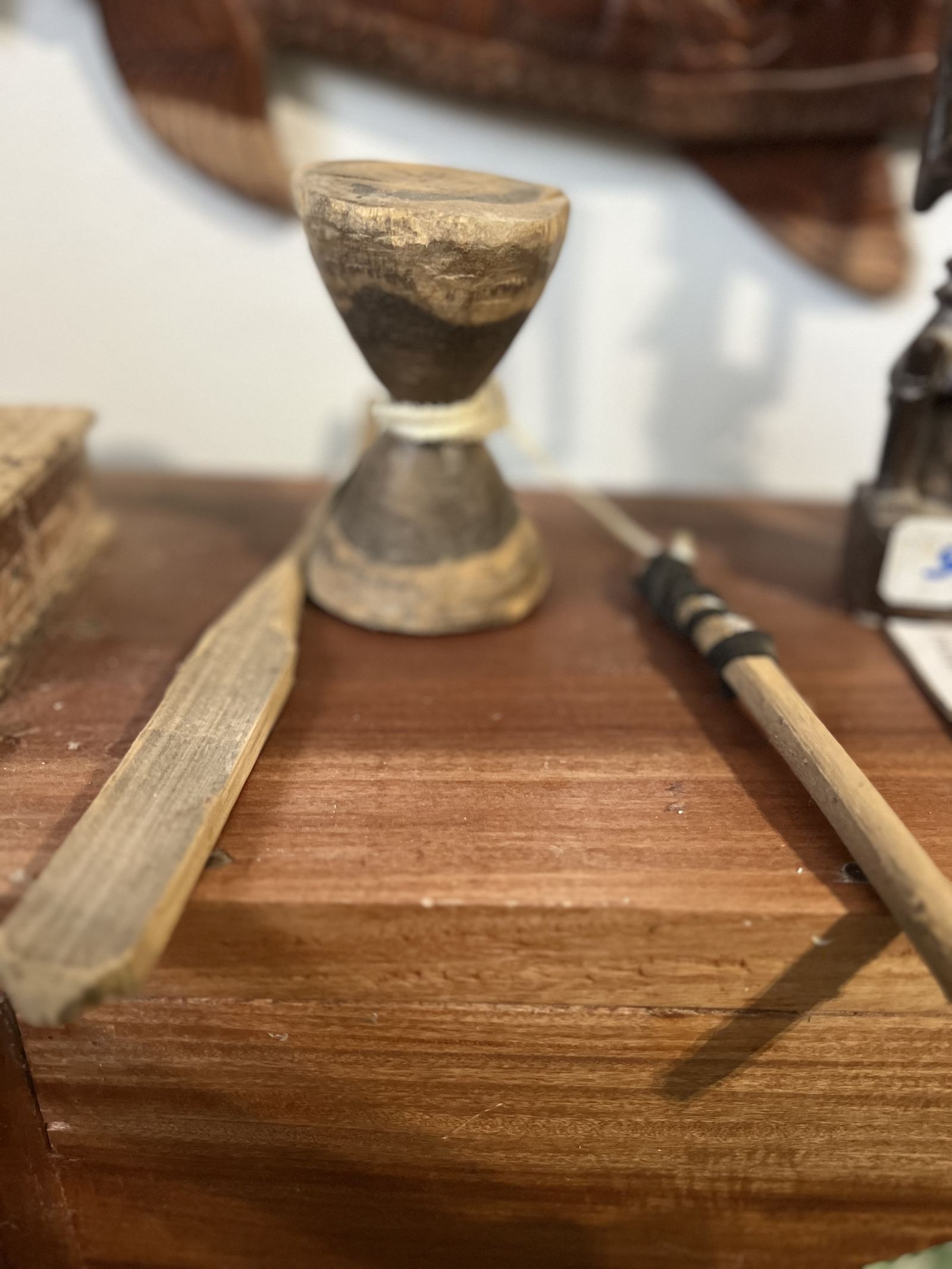 Détail du manche tourné et de l'archet du Rebab