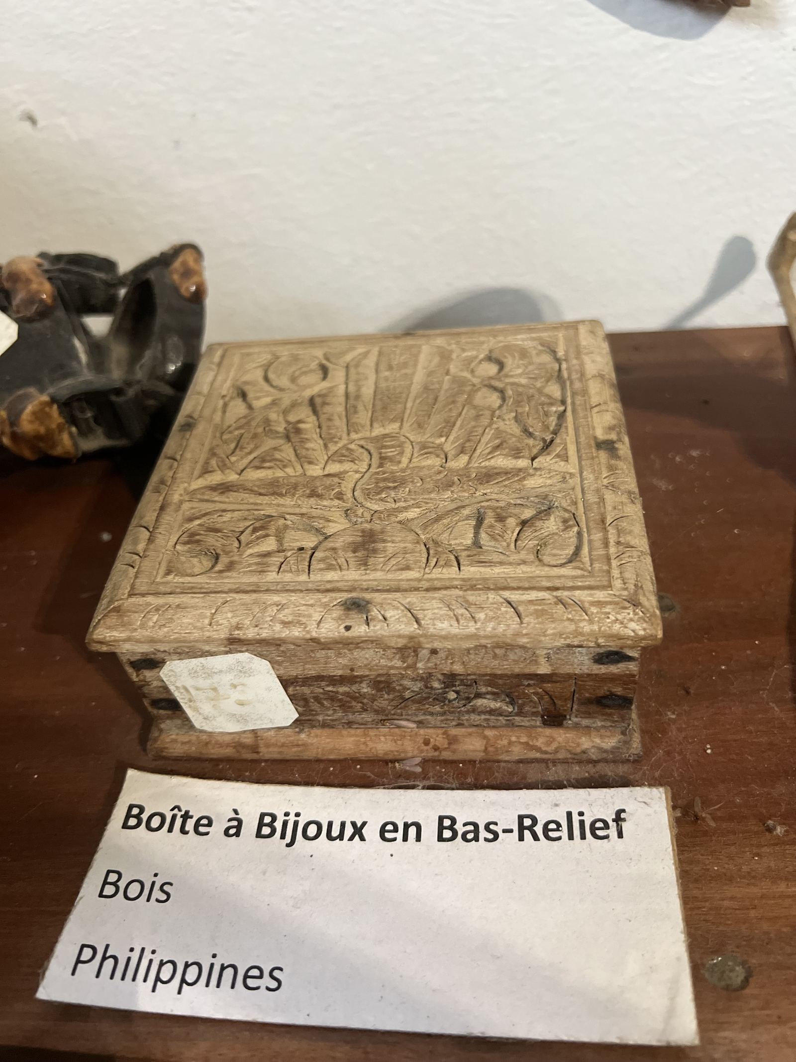 Boîte à bijoux en bas-relief, bois, Philippines
