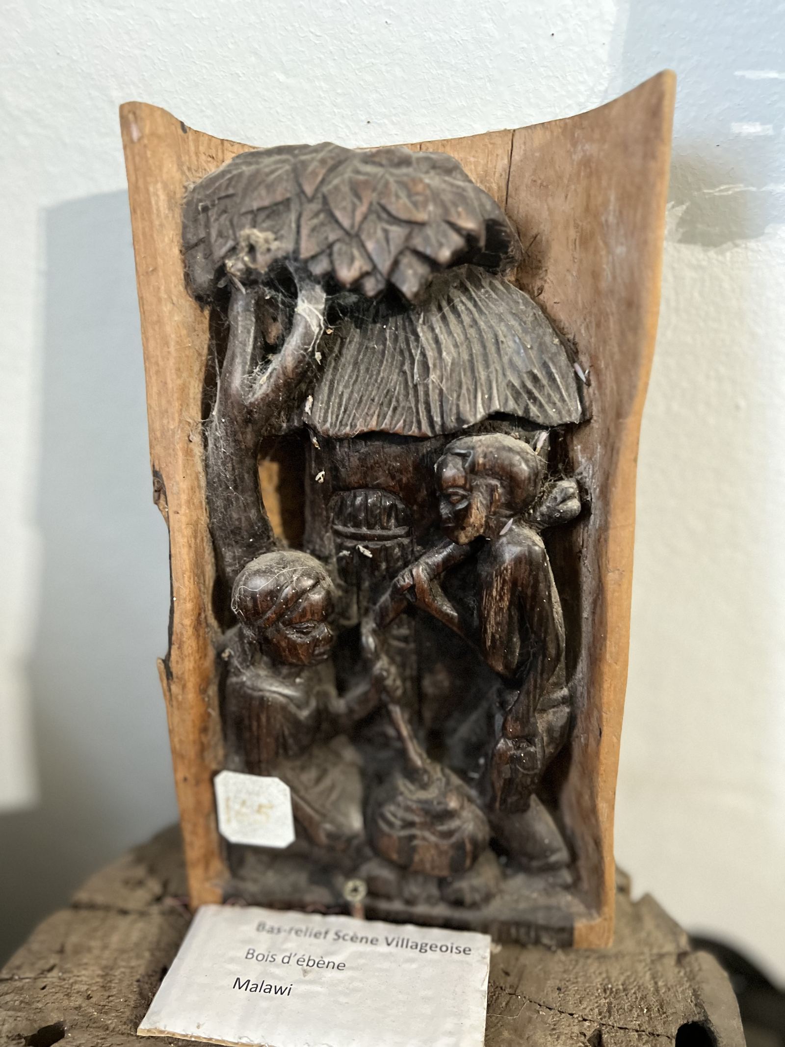 Bas-relief scène villageoise en bois d'ébène, Malawi