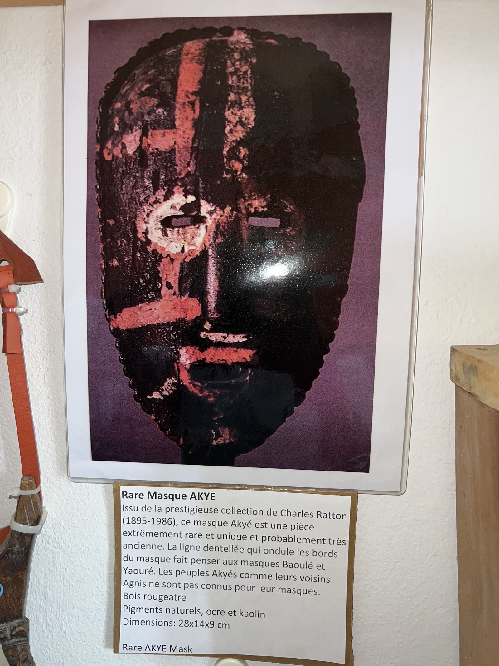 Rare masque Akyé en bois rougeâtre, collection Charles Ratton