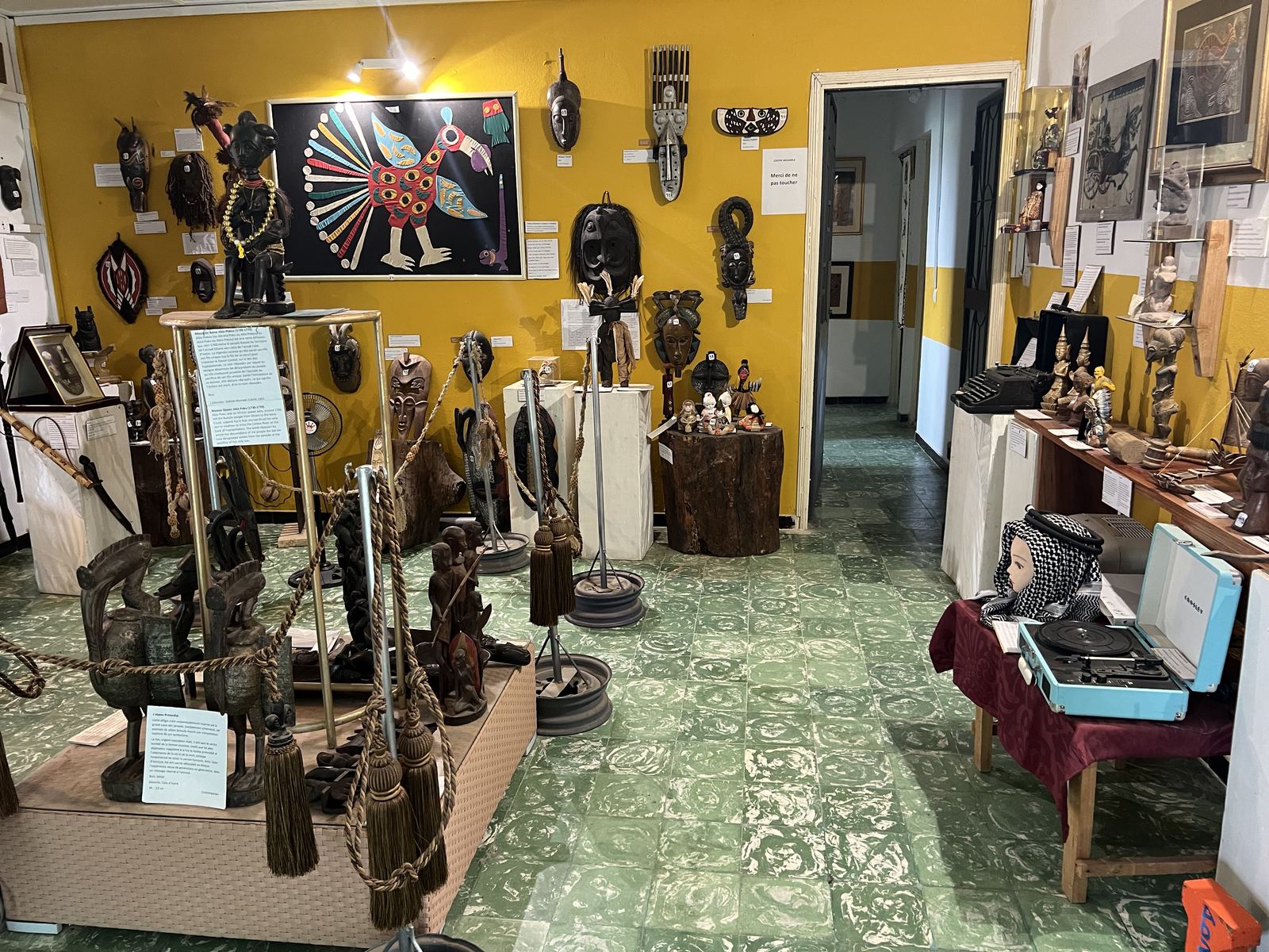 Vue intérieure d'une salle du Centre Houamla, masques et sculptures exposés