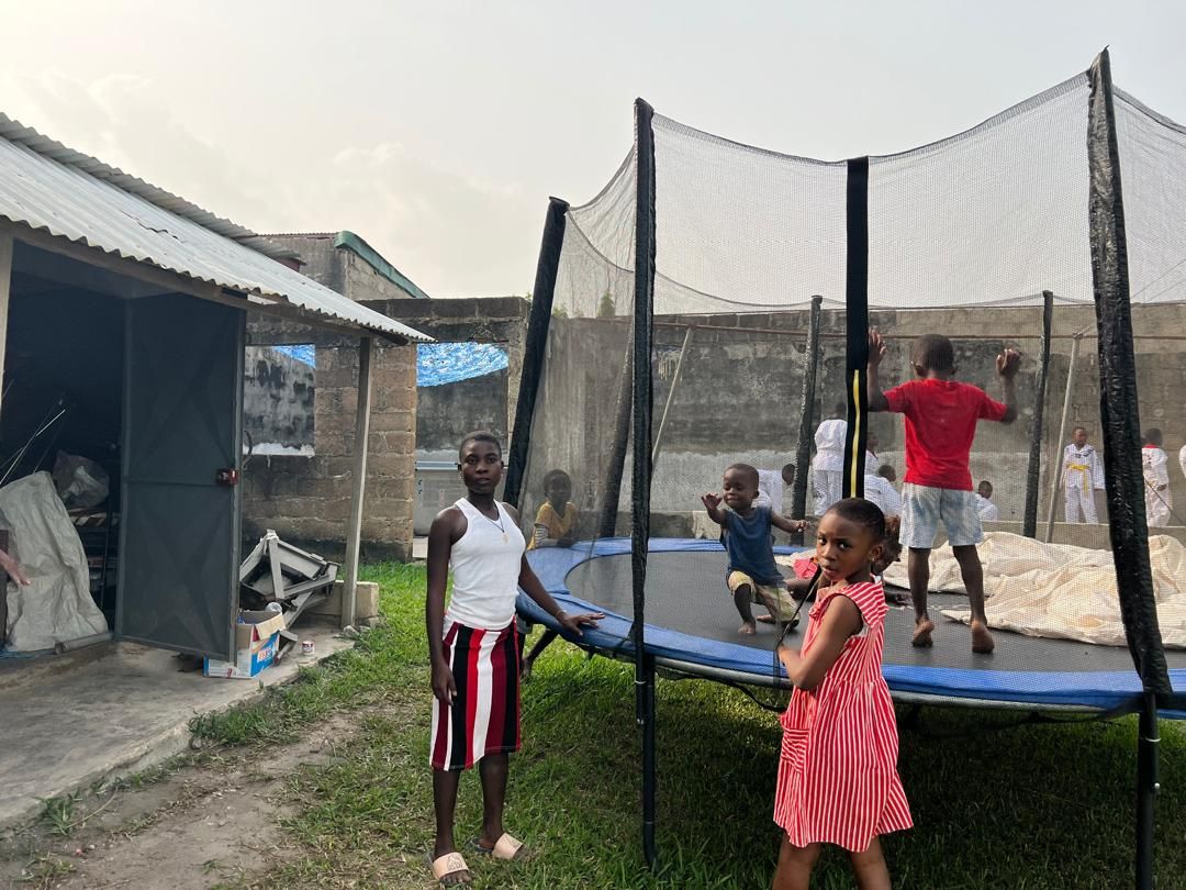 Enfants jouant sur le trampoline du N'Chouétê Parc